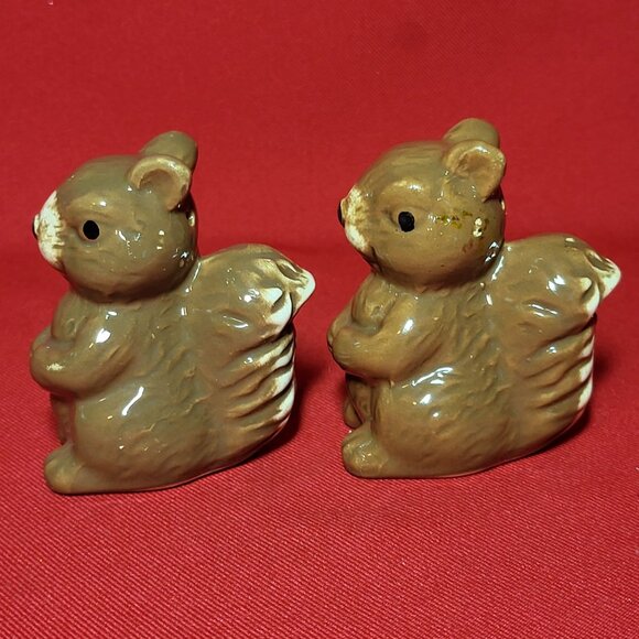 Vintage Squirrel Ceramic Glazed Salt and Pepper Shakers Set of 2 - Picture 9 of 10